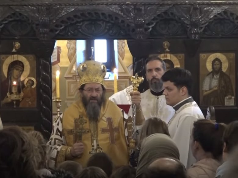 Episkop žički Justin na dan Svetog Save u crkvi u Gračacu