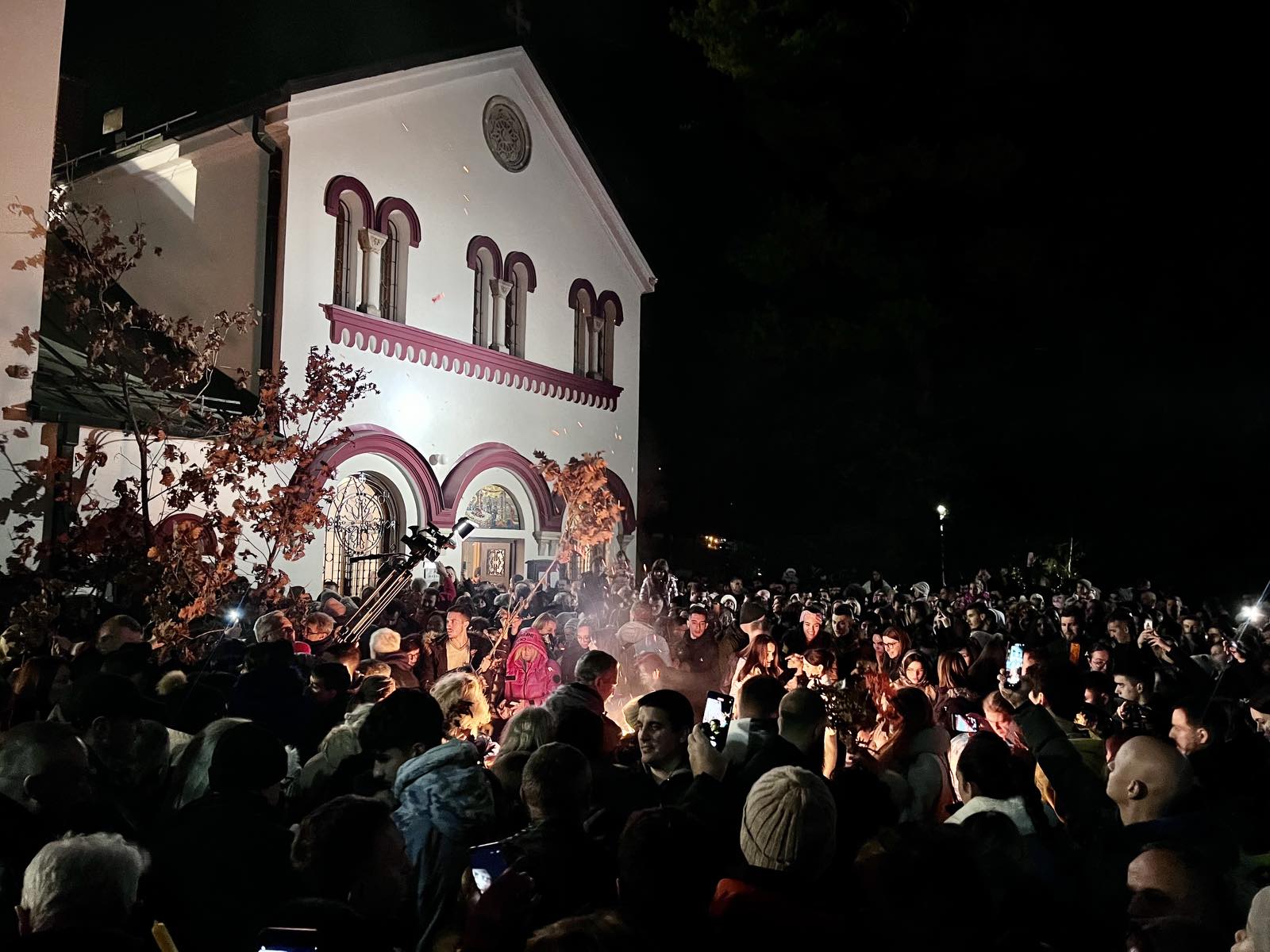 Tradicionalno paljenje badnjaka ispred crkve Presvete Bogorodice