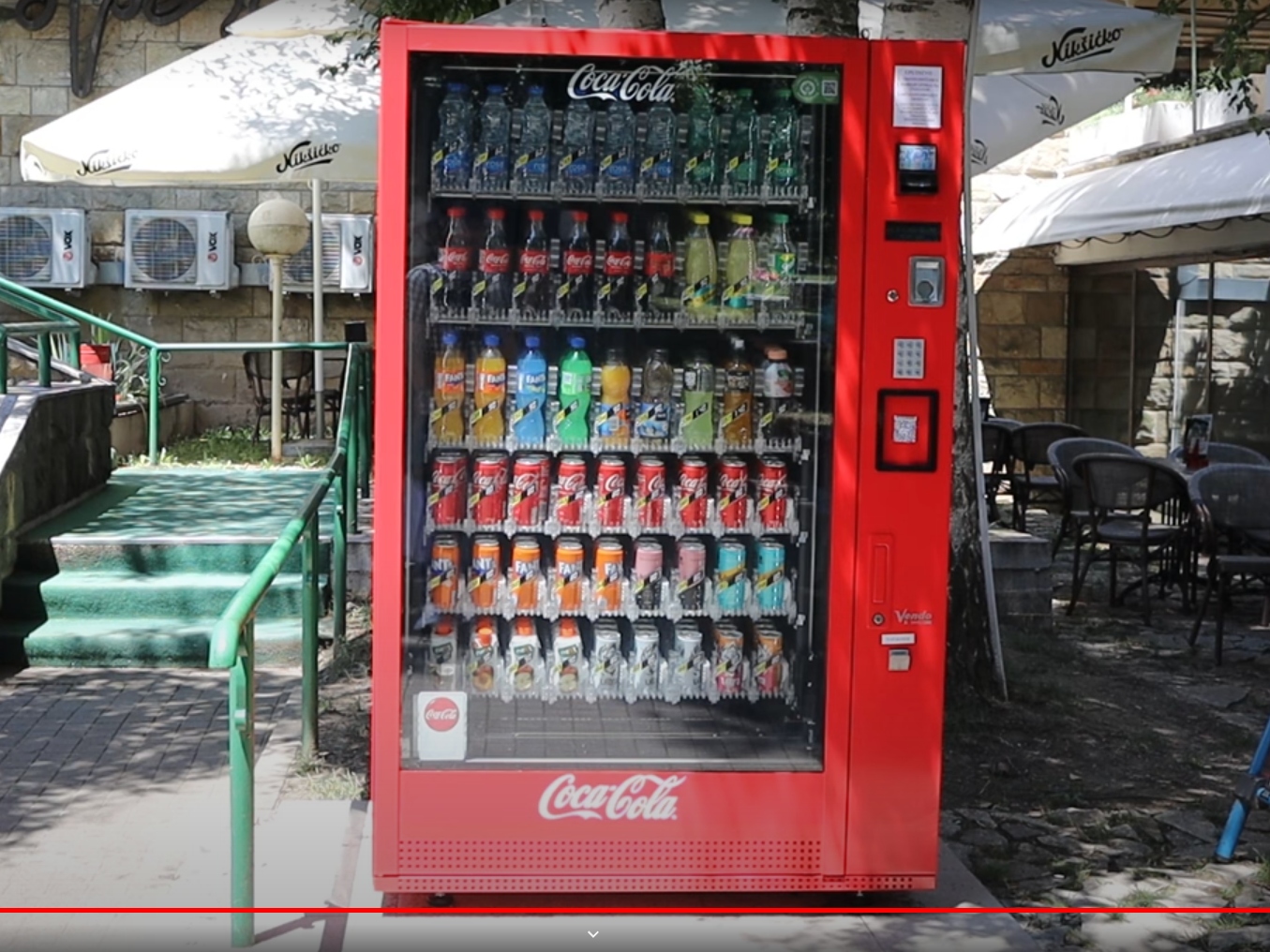 Automat sa sokovima na Promenadi
